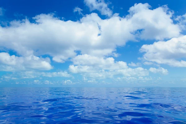 Modré klidné mořské vody s mraky zrcadlový povrch — Stock fotografie
