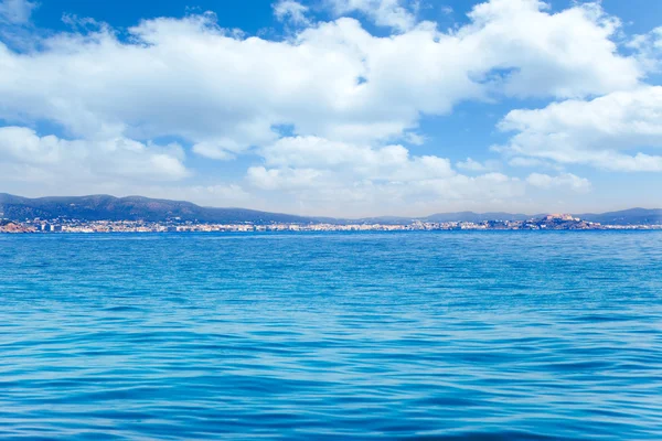 Açık denizde Balear Ibiza Adası genel görünümü — Stok fotoğraf