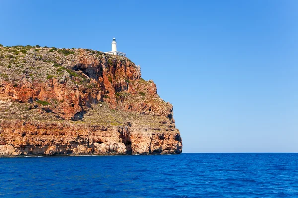 フォル メンテラ島ファロ ・ デ ・ ラ ・ モラ灯台海ビュー — ストック写真