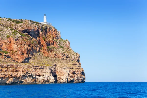 フォル メンテラ島ファロ ・ デ ・ ラ ・ モラ灯台海ビュー — ストック写真