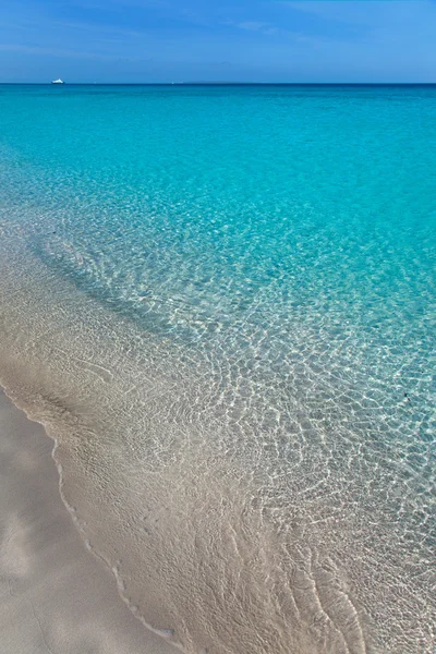Пляж с белым песком и бирюзовой ватой — стоковое фото