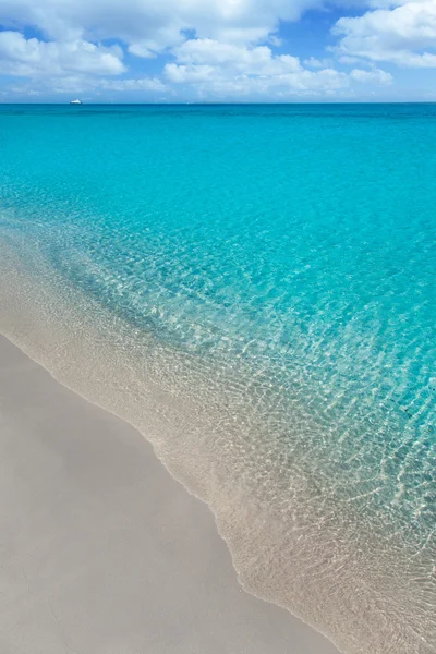 Пляж с белым песком и бирюзовой ватой — стоковое фото