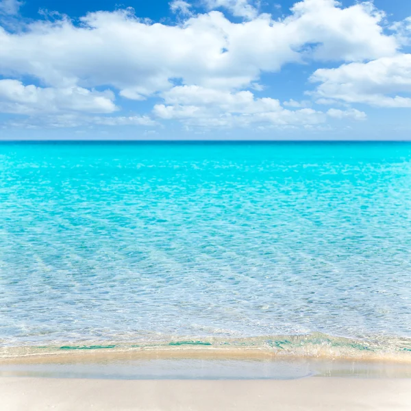 Plaj beyaz kum ve turkuaz su ile tropikal — Stok fotoğraf
