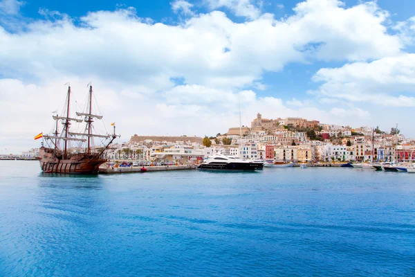 Eivissa ibiza stad met oude klassieke houten boot — Stockfoto