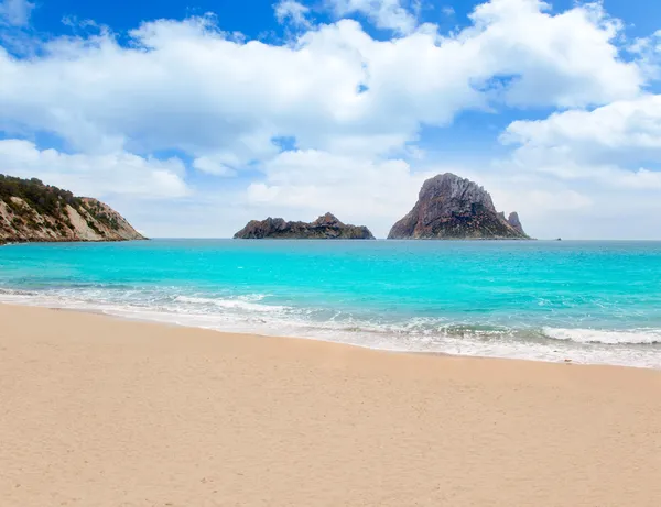 Пляж Cala d 'Hort Ibiza на острове Ведра — стоковое фото