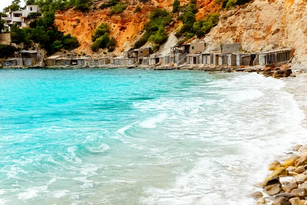 Cala d Hort Ibiza playa con amarre de madera tradicional —  Fotos de Stock