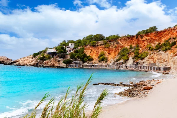 Spiaggia di Cala d Hort Ibiza con ormeggio tradizionale in legno — Foto Stock