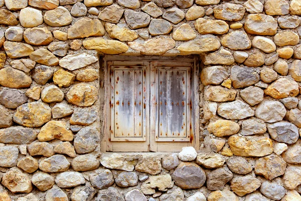 Pared de piedra de mampostería con ventana de madera grunge — Foto de Stock