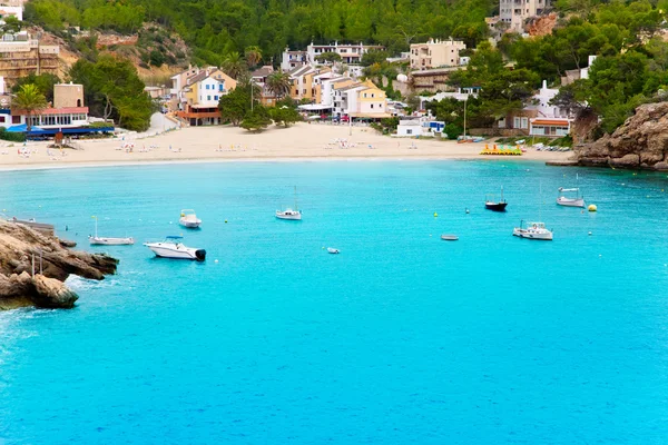 Cala Vadella en Ibiza isla con agua turquesa —  Fotos de Stock