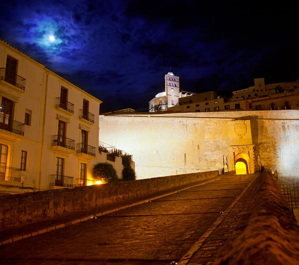 Eivissa ibiza stad met nacht maan castle ingang — Stockfoto