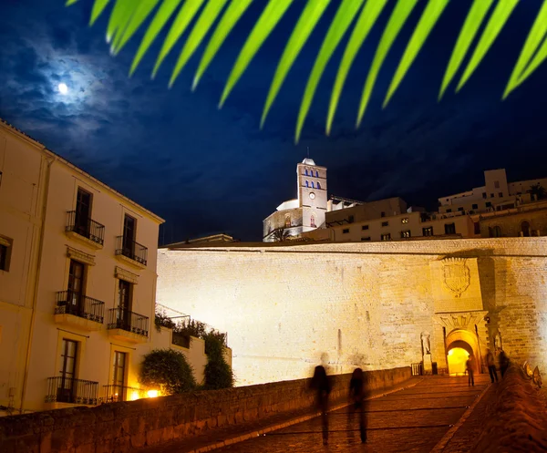 Город Ибица с ночным входом в лунный замок — стоковое фото