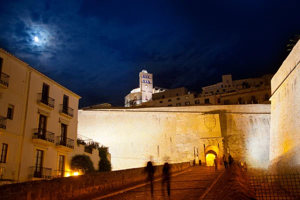 Eivissa Ibiza város éjszakai Hold vár bejárattal — Stock Fotó