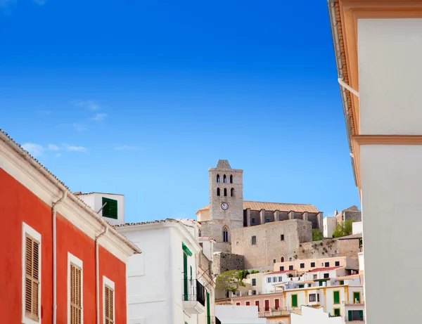 Eivissa Ibiza cidade com igreja sob o céu azul — Fotografia de Stock