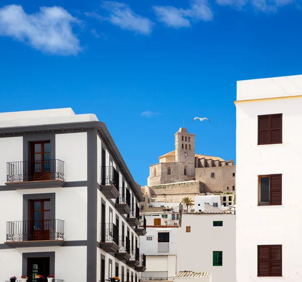 Eivissa 伊维萨岛镇与教会在蓝蓝的天空下 — 图库照片