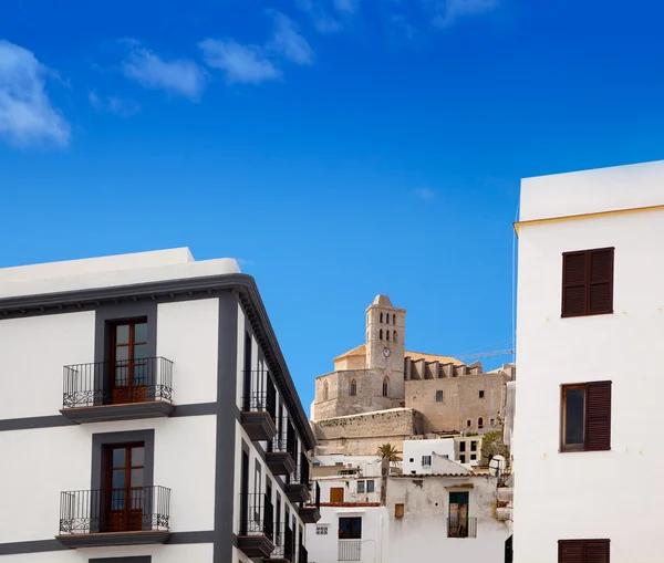 Eivissa 伊维萨岛镇与教会在蓝蓝的天空下 — 图库照片