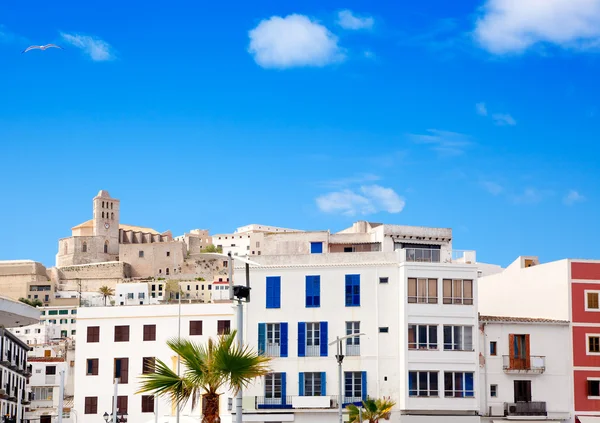 Eivissa ibiza stad met kerk onder de blauwe hemel — Stockfoto