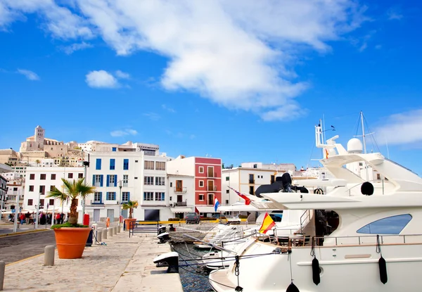 Eivissa Ibiza ciudad con iglesia bajo cielo azul —  Fotos de Stock