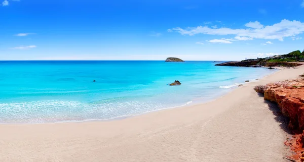 Cala Nova praia na ilha de Ibiza com água turquesa — Fotografia de Stock