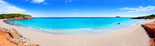 Cala Nova praia em Ibiza ilha panorâmica — Fotografia de Stock