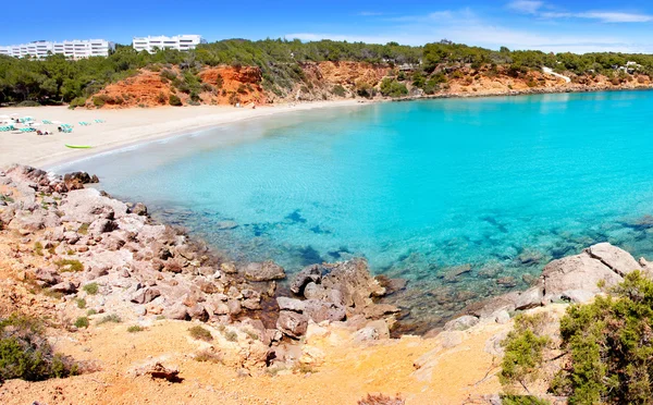 Cala Llenya em Ibiza com água azul-turquesa em Baleares — Fotografia de Stock