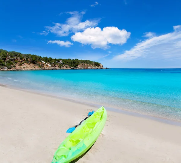 Cala Llenya a Ibiza con acqua turchese alle Baleari — Foto Stock