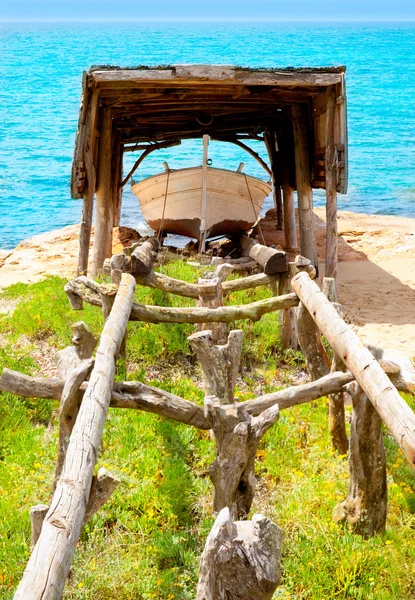 Gestrande boot in houten spoorlijn op formentera — Stockfoto