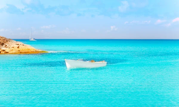 Es Calo de San Agusti con barco en Formentera — Foto de Stock