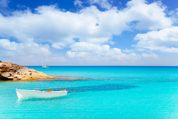 Es Calo de San Agusti com barco em Formentera — Fotografia de Stock