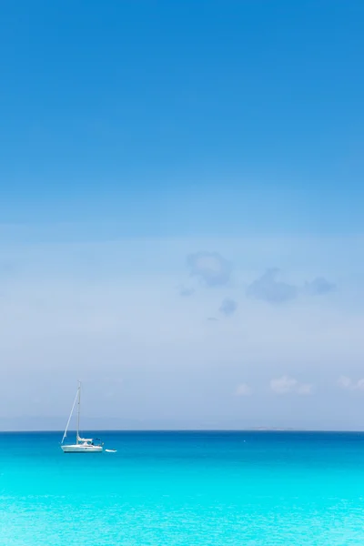 Balearen mediterrane turquoise zee met zeilboot — Stockfoto