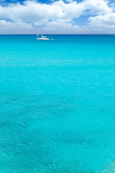 Baleares Mediterrâneo mar azul-turquesa com veleiro — Fotografia de Stock