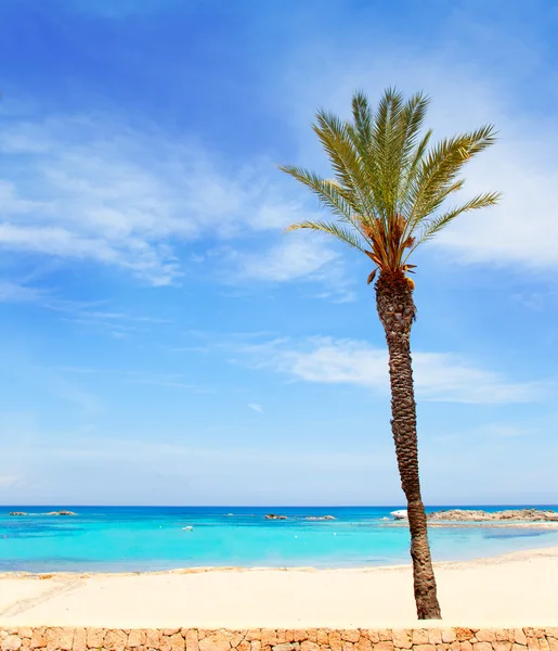Els pujols Formentera Strand mit türkisfarbenem Wasser — Stockfoto