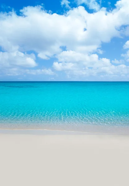 Παραλία τροπικό με λευκή άμμο και γαλαζοπράσινα wate — Φωτογραφία Αρχείου