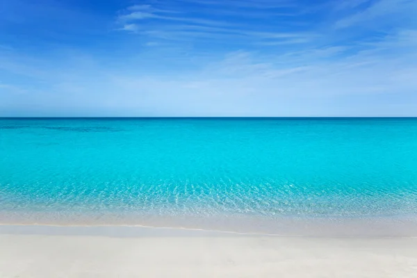 Tropischer Strand mit weißem Sand und türkisfarbenem Wasser — Stockfoto