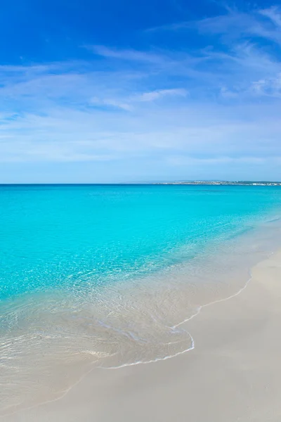 白い砂とターコイズ ブルーの水と熱帯のビーチ — ストック写真