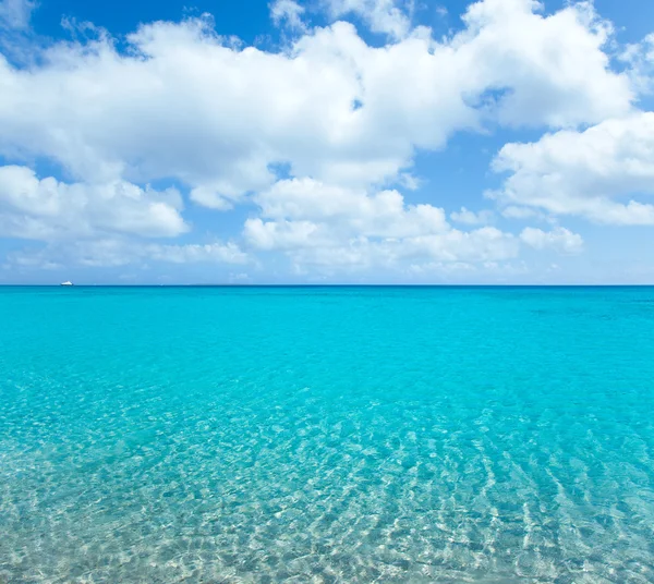 Praia tropical com areia branca e turquesa — Fotografia de Stock