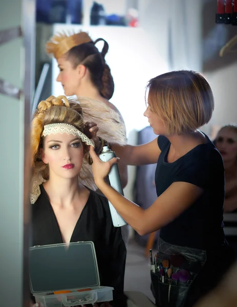 Backstage kappers mode met make-up artiest — Stockfoto