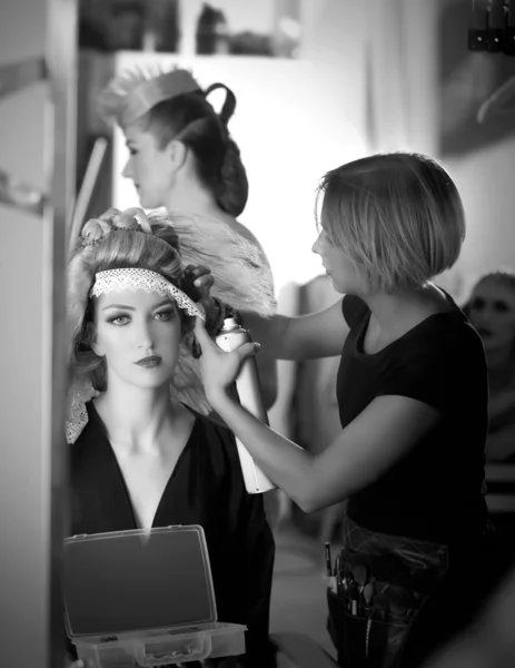 Backstage moda parrucchiere con make-up artist — Foto Stock