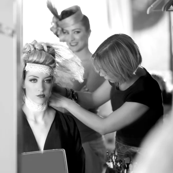 Moda de cabeleireiro de bastidores com artista de maquiagem — Fotografia de Stock