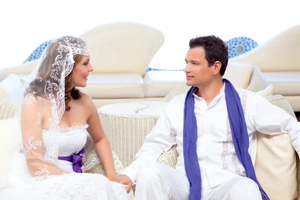 Couple in wedding day relaxed in white terrace — Stok fotoğraf