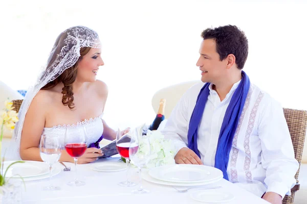 Couple en mariage jour femme lecture livre sur banquet — Photo