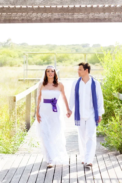 Casal feliz no dia do casamento andando ao ar livre — Fotografia de Stock