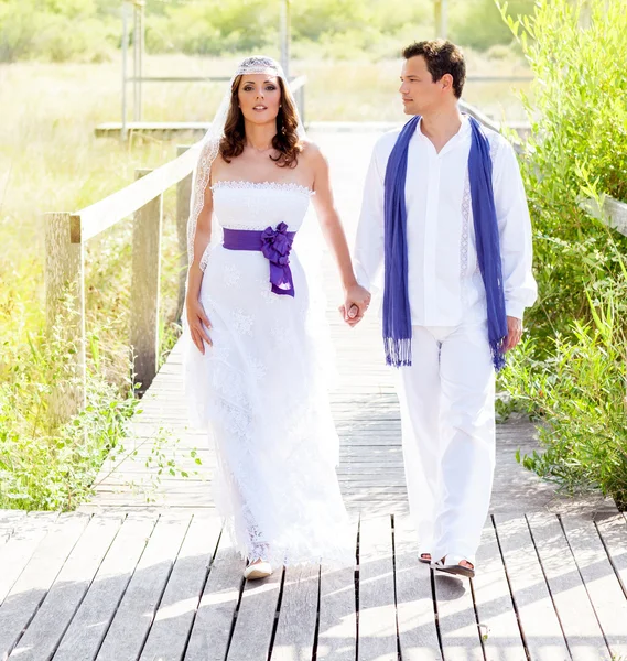 歩いて屋外結婚式の日に幸せなカップル — ストック写真