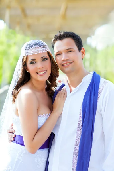 Par glad kram i bröllop dag leende — Stockfoto
