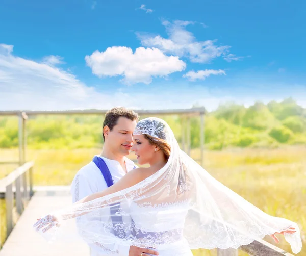 Пара в день весілля з вітром на вуаль — стокове фото