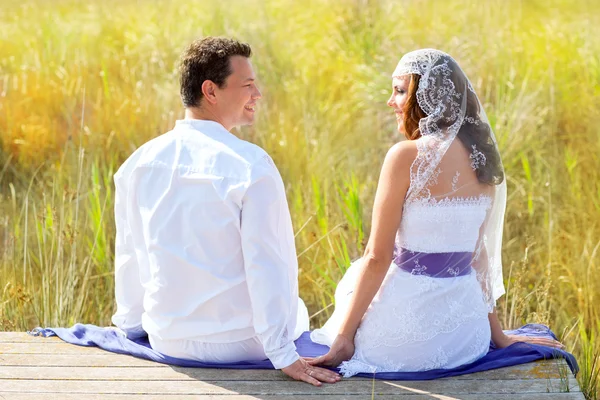 Couple mediterranean wedding day fashion in outdoor — Stock Photo, Image