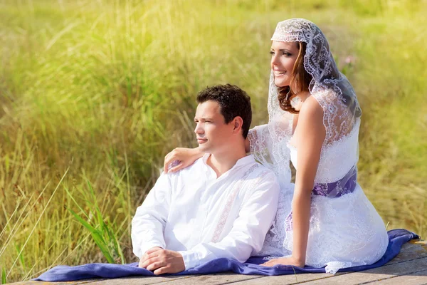 Couple mediterranean wedding day fashion in outdoor — Stock Photo, Image