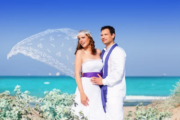 Couple in wedding day on beach sea — Stock Photo, Image