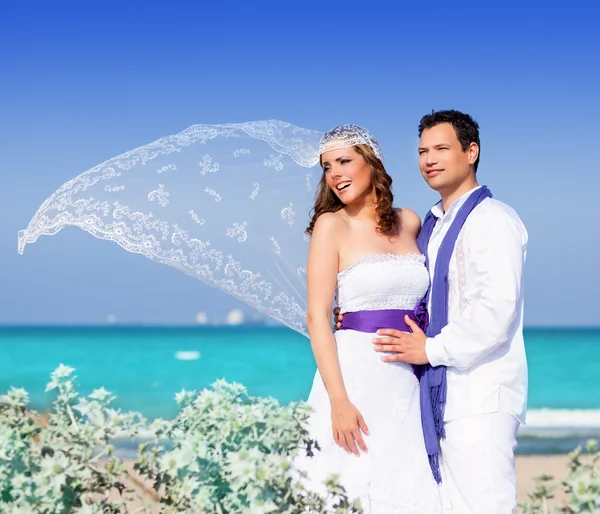 해변 바다에 결혼식 날에 커플 — 스톡 사진