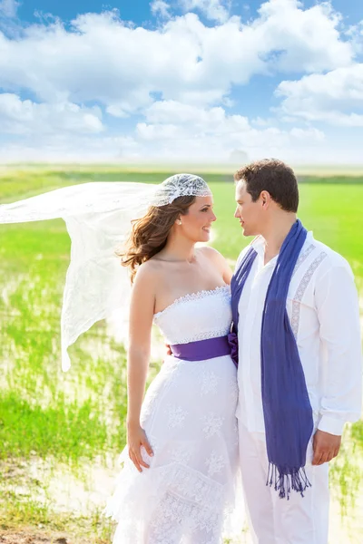 Paar in huwelijksdag met wind op sluier — Stockfoto