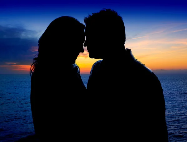 Verliebtes Paar umarmt sich im Suset auf See — Stockfoto